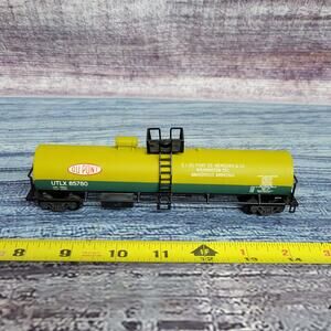 H.O Scale train car Dupont single lid tanker train car LT green/green